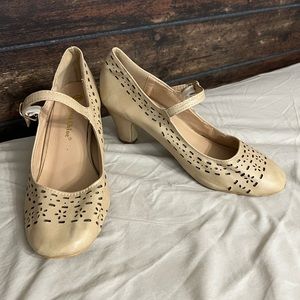 7.5 Chase and Chloe nude heels